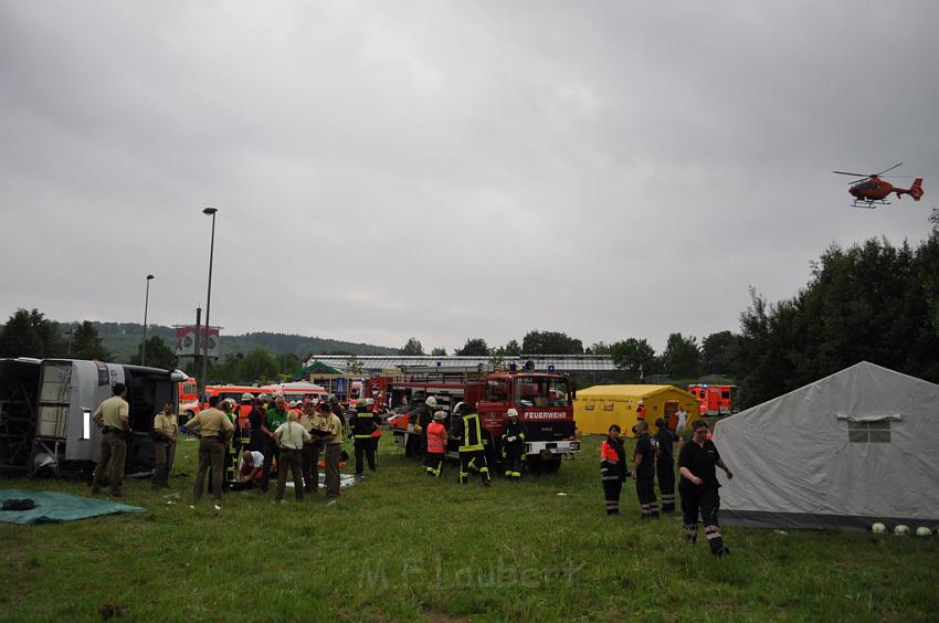 Schwerer Unfall mit Reisebus Lohmar Donrather Dreieck P415.JPG